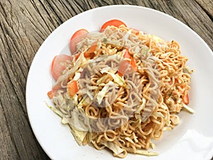 Spicy dry noodle salad