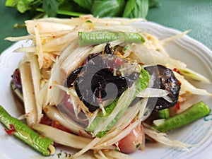 Spicy papaya salad with crab