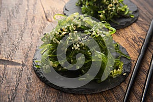 Spicy wakame salad