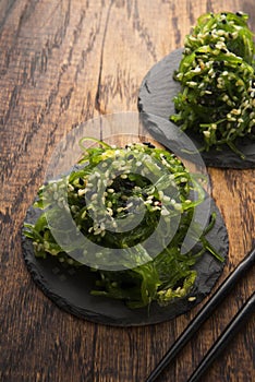 Spicy wakame salad