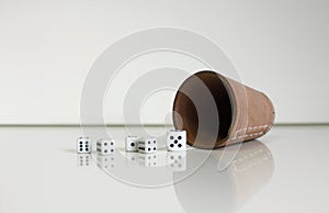 Spiel becher wuerfel dice number game play photo