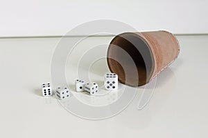 Spiel becher wuerfel dice number game play photo