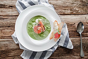 Spinach cream soup with shrimp and mussel flat lay