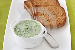 Spinach dip with toasts