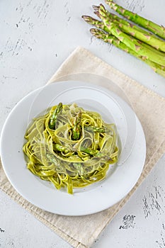 Spinach fettuccine with fried asparagus