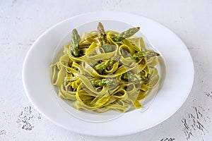 Spinach fettuccine with fried asparagus