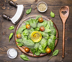 Spinaci foglie avere era stabilito fuori in giro circolare ondulato piatto erbe aromatiche un insalata cucchiaio un coltello un insalata sale pepe 