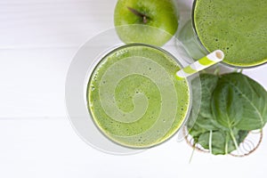 Spinach mix apple smoothie green juice beverage healthy the taste yummy in glass.