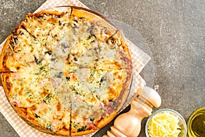 spinach and mushroom pizza