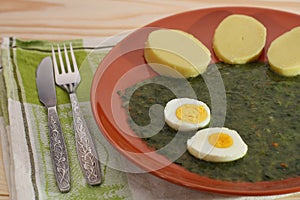 Spinach with potato dumplings and fried egg