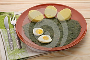 Spinach with potato dumplings and fried egg