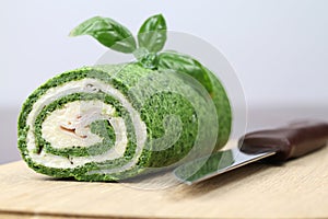 Spinach roll with garlic cheese and ham