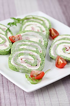 Spinach roll with garlic cheese and ham