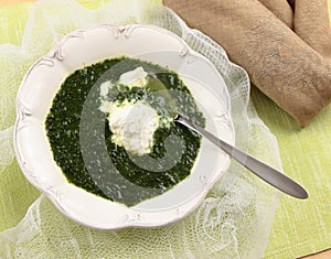 Spinach soup with ricotta