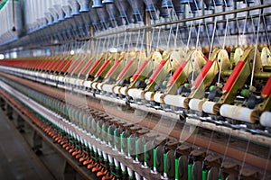 Spinning machine for textile factory