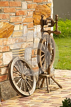 Spinning wheel and wooden wheel