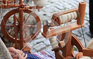 Spinning yarn from wool