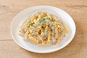 Spiral pasta mushroom cream sauce