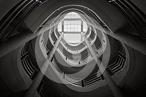 Espiral escalera arriba en blanco y negro 