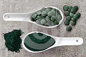 Spirulina algae powder and tablets