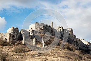 Spišský hrad na pozadí modré oblohy, Slovensko