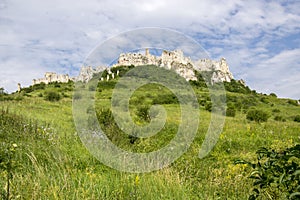 Spišský hrad na zeleném kopci na Slovensku