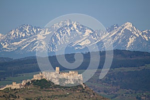 Spišský hrad a národný park Vysoké Tatry v pozadí