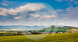 Spišský hrad a obec Spišské Podhradie na Slovensku, Európa.