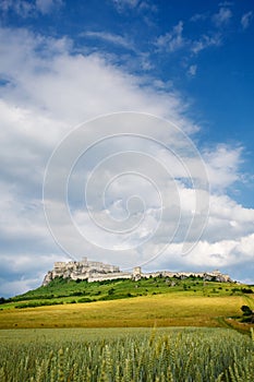 Spišský hrad za slnečného dňa s malebnými mrakmi, Slovensko.