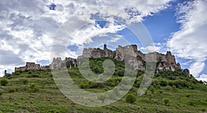 Spišský gotický hrad v lete s oblakmi, Slovensko