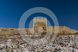 Spišský hrad na východním Slovensku za pěkného zimního slunečného dne z dolů