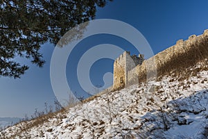 Spišský hrad na východním Slovensku za pěkného zimního slunečného dne z dolů