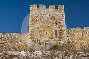 Spišský hrad na východnom Slovensku v peknom zimnom slnečnom dni zdola