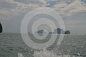 Splashing water boat trip Horizon Rock Sky ko phi phi