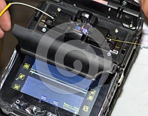 Splicing Fiber Optical Cable with Optical Fiber Fusion Splicer instrument professional tool