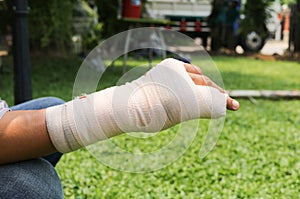 Splint broken bone hand Injured