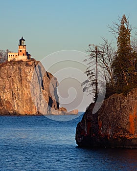 Diviso la roccia faro isola sul primo piano 