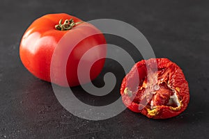 Verwöhnt frisch tomaten auf der Schwarz. tomate schimmel. lagerung aus gemüse. Abfall mahlzeit. aus der nähe 