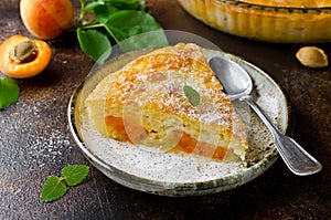 Sponge cake with apricots, dusted with icing sugar