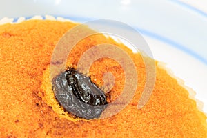 Sponge cake with currants