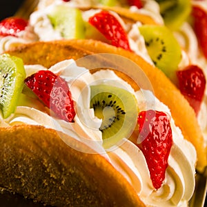 Sponge cake filled with strawberry and kiwi