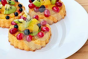 Sponge cake flan with fruits