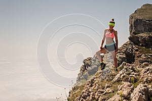 Športová žena cestovateľka na vrchole hory