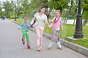 Sports education-mother with children on roller skates in the Pa