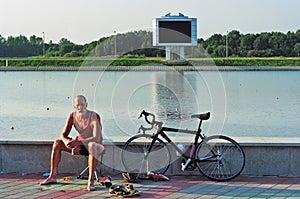 Sportsman bicyclist has a rest