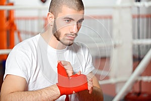 Sportsman binds boxing bandage