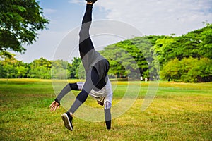 Atleta hacer pararse sobre el césped 