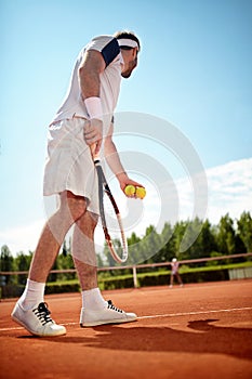 Sportsman playâ€™s tennis