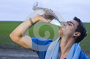 Sportsmann drinking water