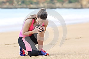 Sportswoman suffering knee ache after running